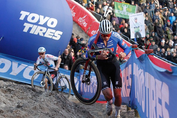 Van der Poel wint fraai duel in Benidorm