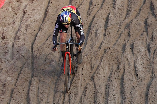 Van Aert maakt veldritprogramma zonder WK bekend