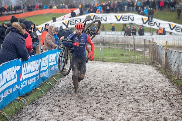 Iserbyt klopt Nieuwenhuis in Niel