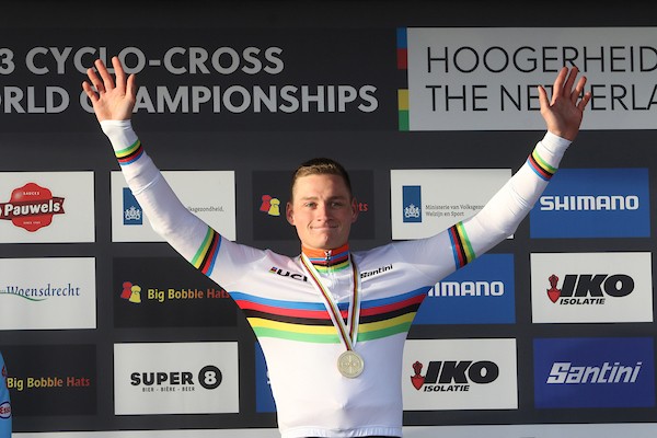 Van der Poel eerst in regenboogtrui