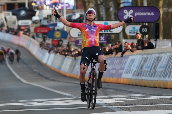 SD Worx aan het feest in Omloop Nieuwsblad