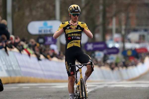 Van Baarle soleert naar winst in Omloop Nieuwsblad