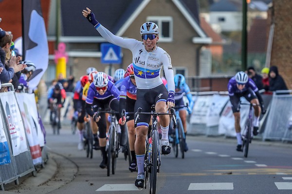 Wiebes en Cavendish winnen in Maastricht