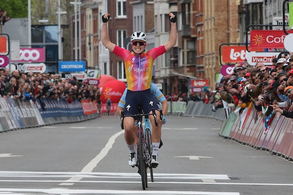 Vollering grijpt de macht in Vuelta vrouwen