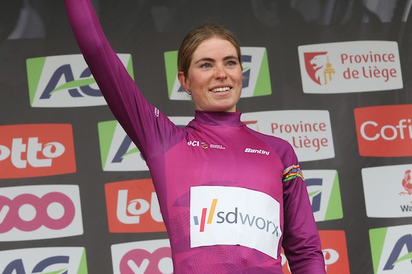 Vollering wint en leidt in Tour Romandie