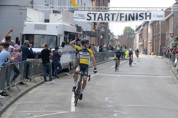 Van der Lee wint Bergomloop