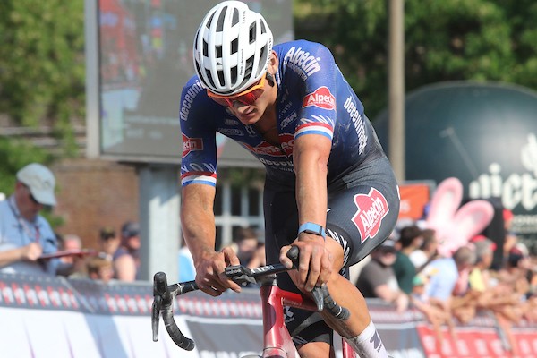 Van der Poel juicht uiteindelijk voor Philipsen in Belgium Tour