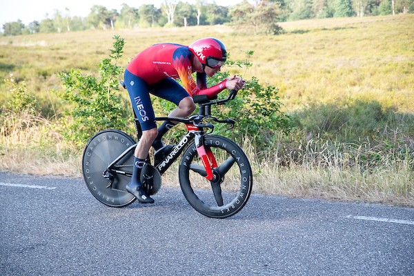 Vuelta voorbij na val voor Arensman