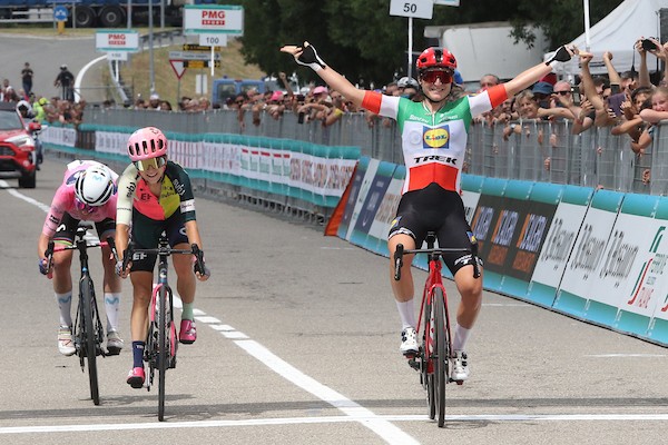 Longo Borghini wint in Giro, Van Vleuten stevig in roze