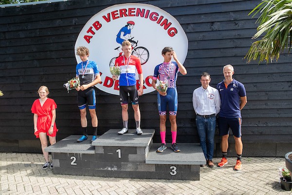 Teunissen van Manen naar KMC Team Brentjens