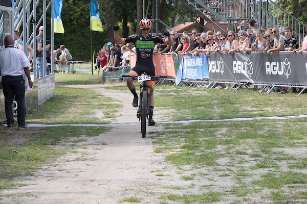 Van den Eijnden wint NK MTB junioren