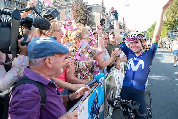 Publiek zwaait massaal Annemiek van Vleuten uit