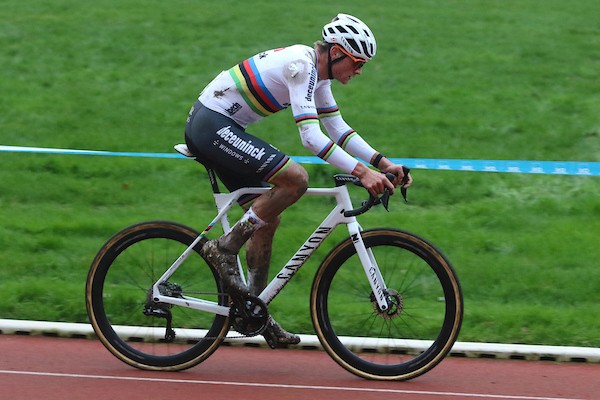 Van der Poel is ook veruit de sterkste in Mol