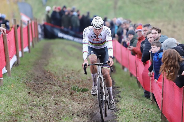 Van der Poel soleert naar overwinning nummer 8