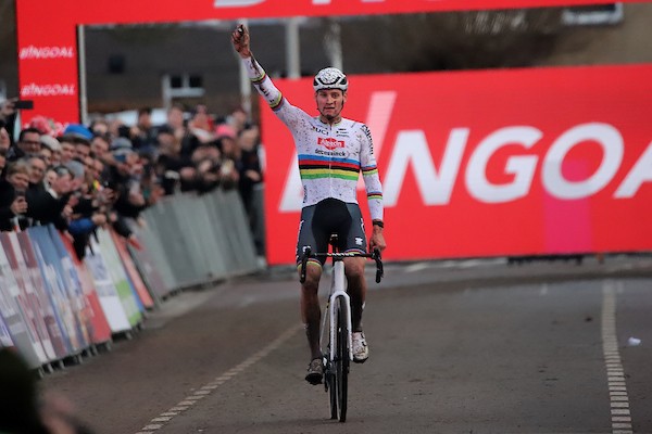 Van der Poel  boekt thuiszege in Hulst