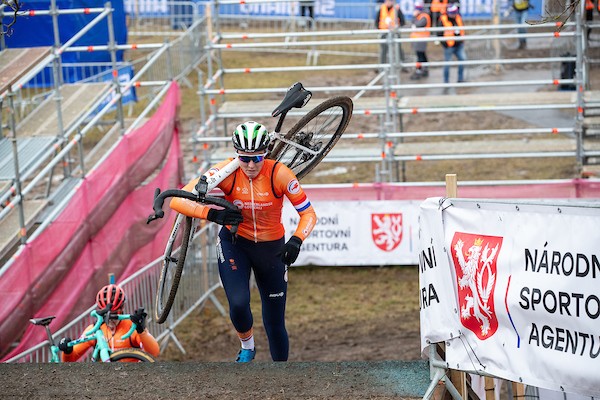 Glibberen en glijden op WK-parcours in Tabor