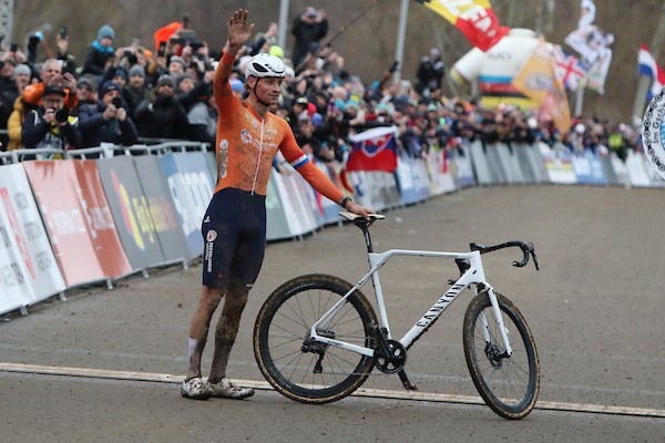 Van der Poel blijft team en Canyon trouw