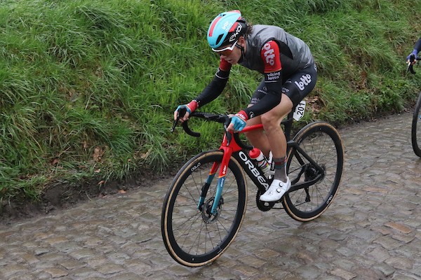 Thalita de Jong wint gravelrace Peize