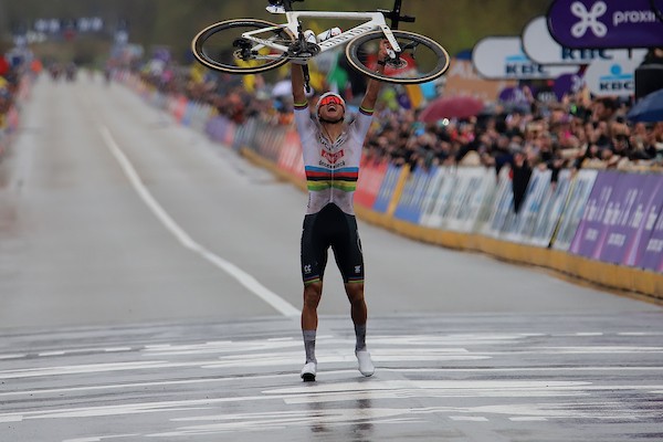 Van der Poel naar derde overwinning Ronde van Vlaanderen