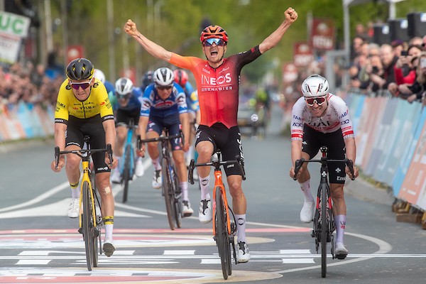 Pidcock wint nu wel de Amstel Gold Race