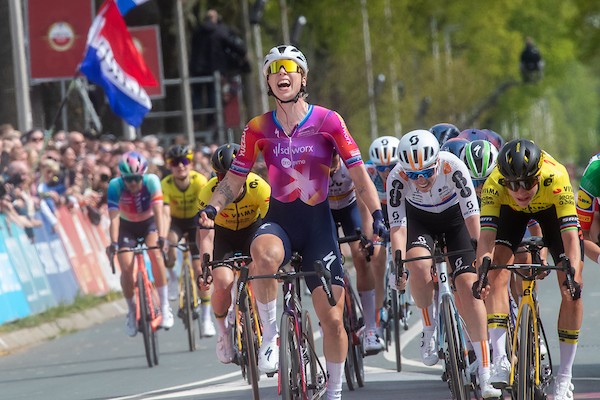 Vos wint Gold Race  na te vroeg juichen Wiebes