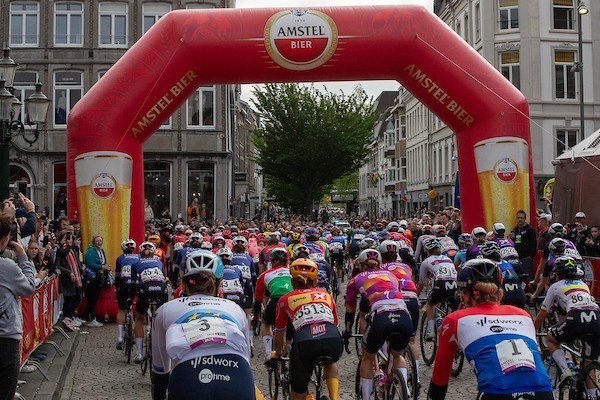 Amstel Gold Race na fikse vertraging herstart