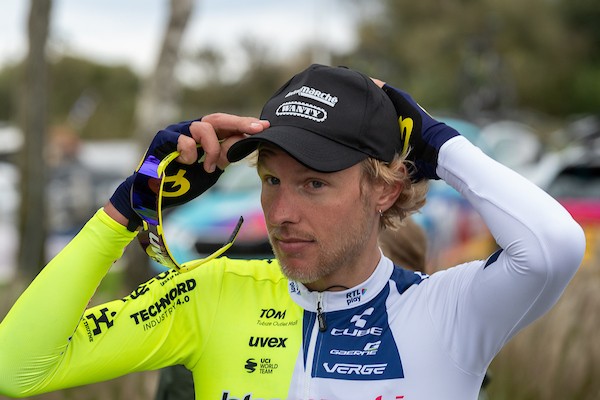 Van der Hoorn gehinderd door demonstranten in Giro
