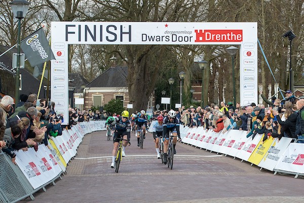 Sterk deelnemersveld bij aftrap seizoen in Dorpenomloop Dwars door Drenthe