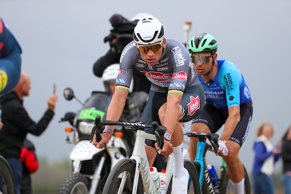 Ploeg Van der Poel begint zaak tegen ´bidonwerper´