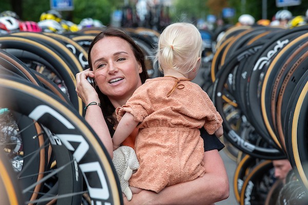 Van den Broek-Blaak uitgezwaaid door peloton
