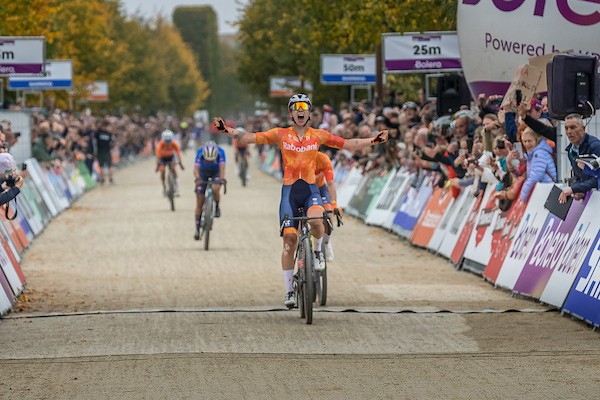 Wiebes wint ook WK Gravel