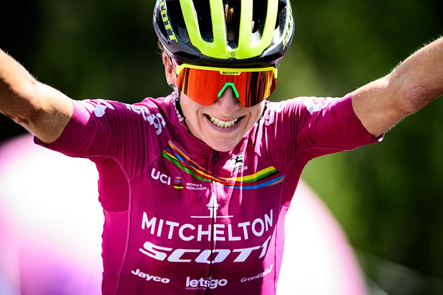 Van Vleuten grijpt de macht in Giro Rosa