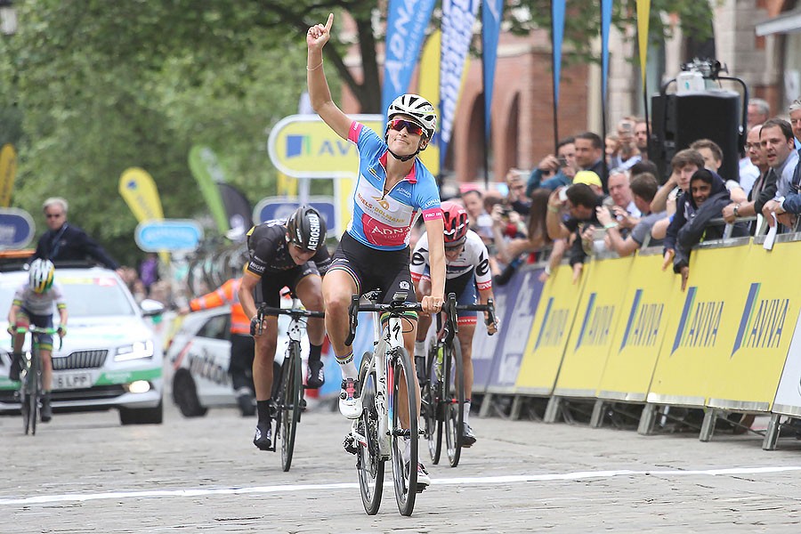 Vos verliest leiderstrui in Aviva Women's Tour