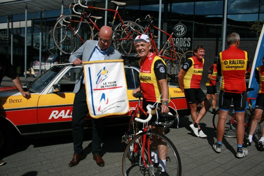 Oud-profs TI-Raleigh fietsen voor goede doel