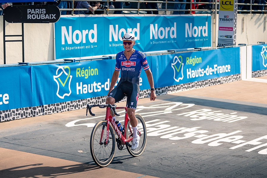 Van der Poel naar winst in Parijs-Roubaix