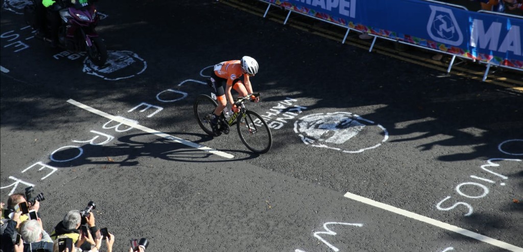 Van Vleuten wint WK met gewaagde solo