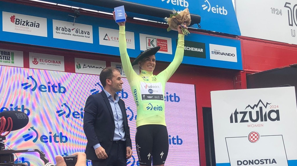 Vollering slaat haar slag in Itzulia Tour