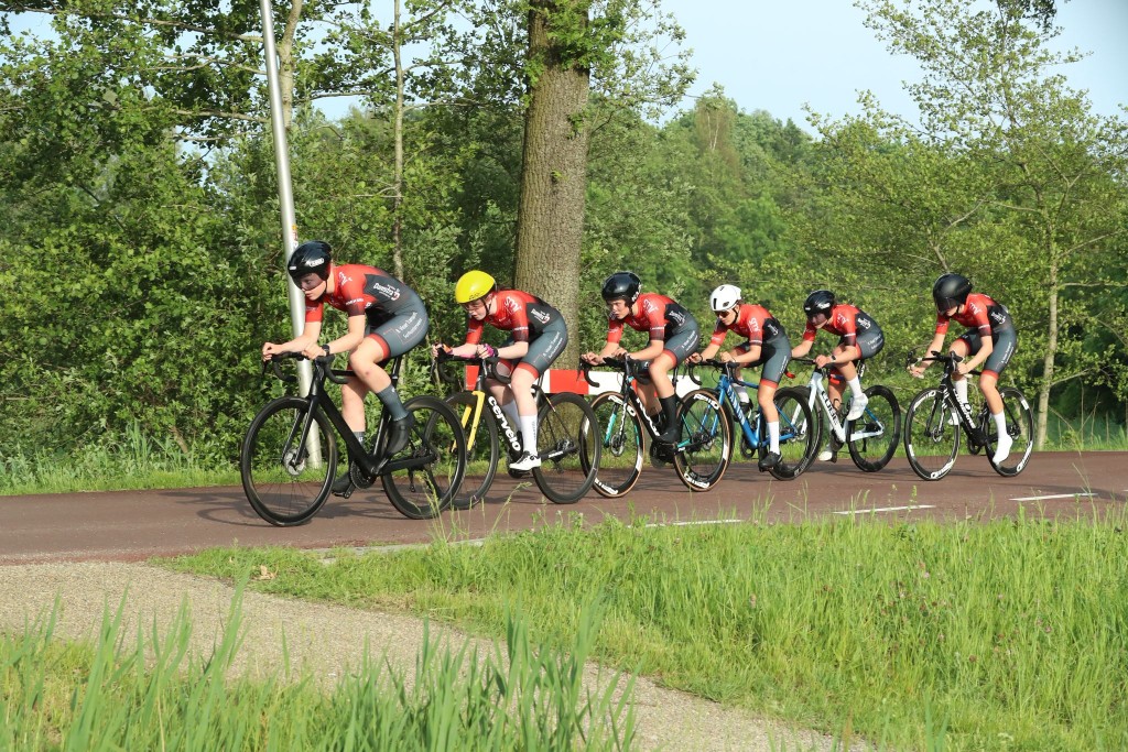 Otto Ebbens en Team NH winnen ploegentijdrit Nijeveen